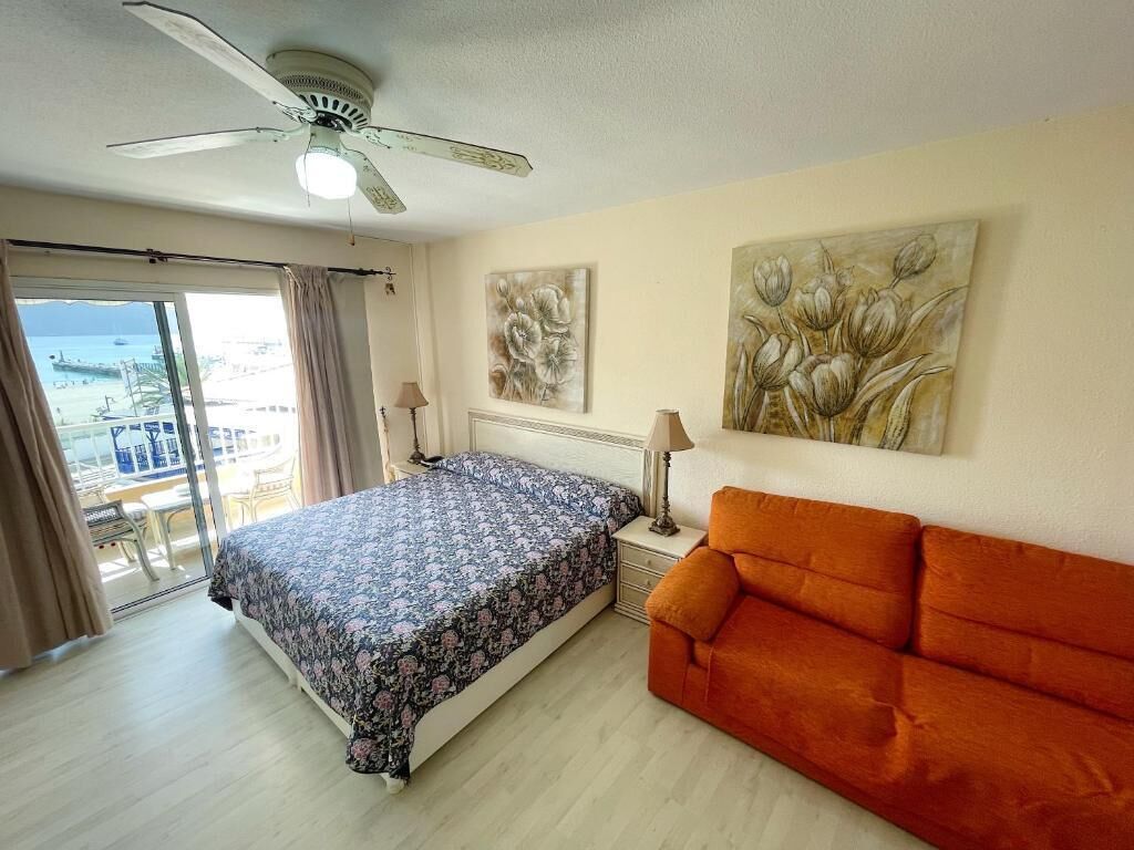Estudio, balcón, vista al mar