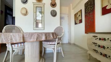 Studio, Balcony, Sea View | Dining