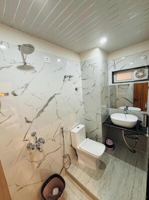 Camera Standard | Bagno | Set di cortesia gratuito, asciugamani, sapone, shampoo