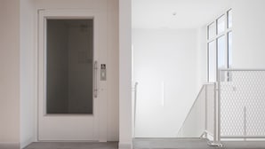Una porta bianca con maniglia, pannello in vetro e cartello per disabili.