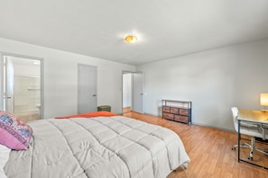 Desk, WiFi, bed sheets - Roadmap Lodging: Franciscan Health Stay, 3BR Monthly, Pet OK (Indianapolis)