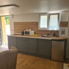 Private kitchen - Vrbo Property (Dammarie-les-Lys)