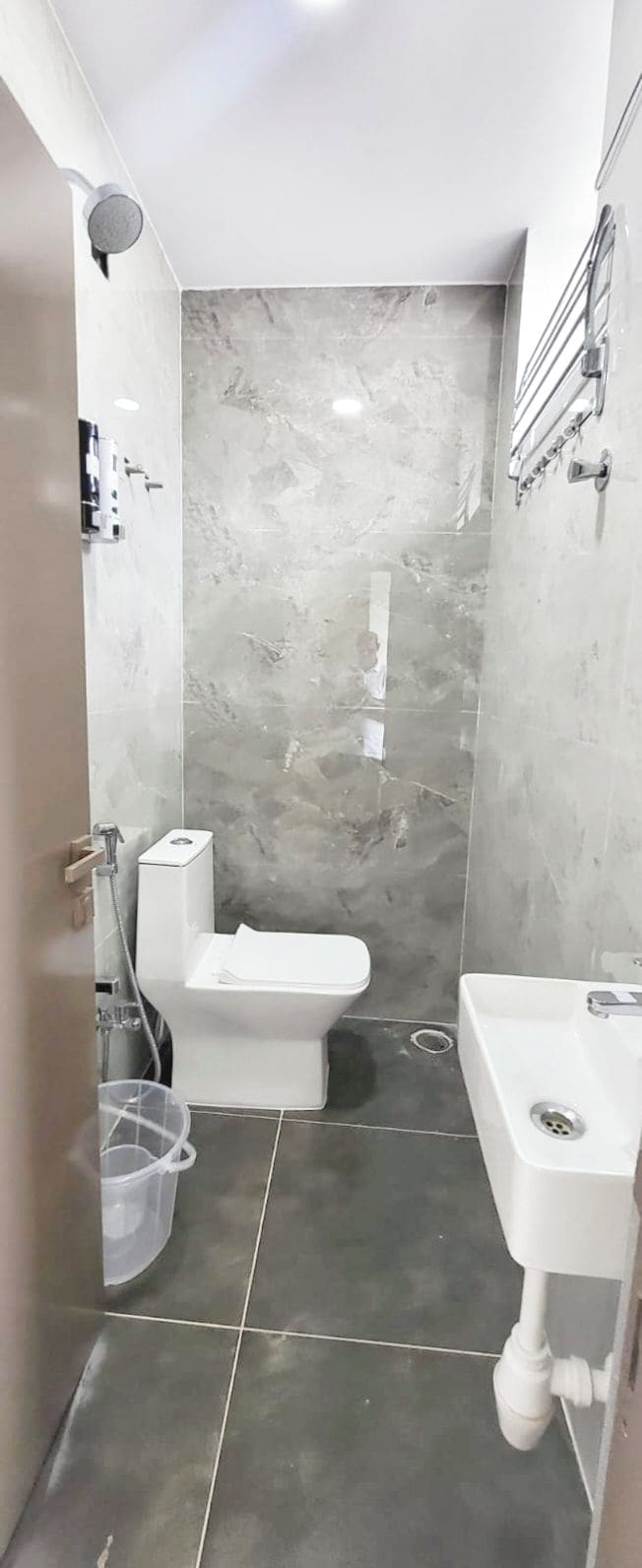 Un baño con inodoro, lavamanos y ducha.