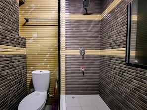 A bathroom with a toilet, a shower, and a sink. - Aotel Hotel Lagos Ago (Lagos)