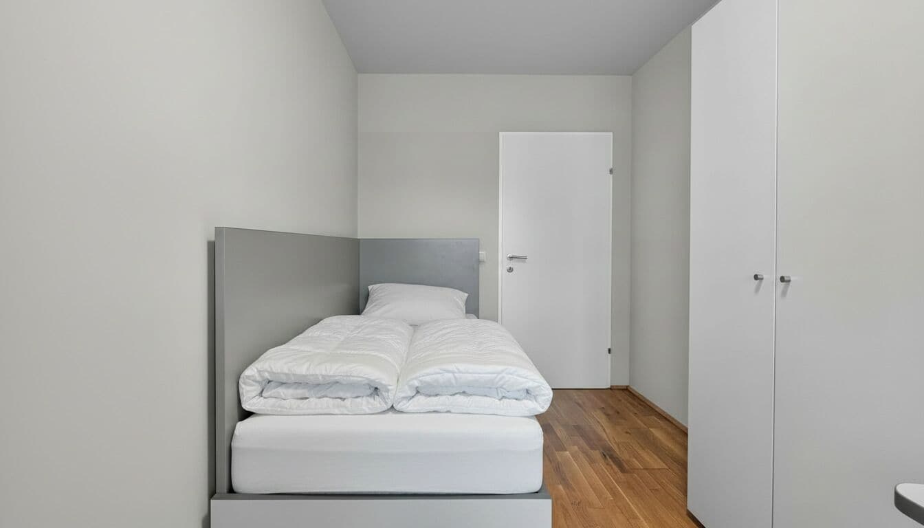 Una camera da letto moderna e accogliente con un letto, un armadio e una porta.