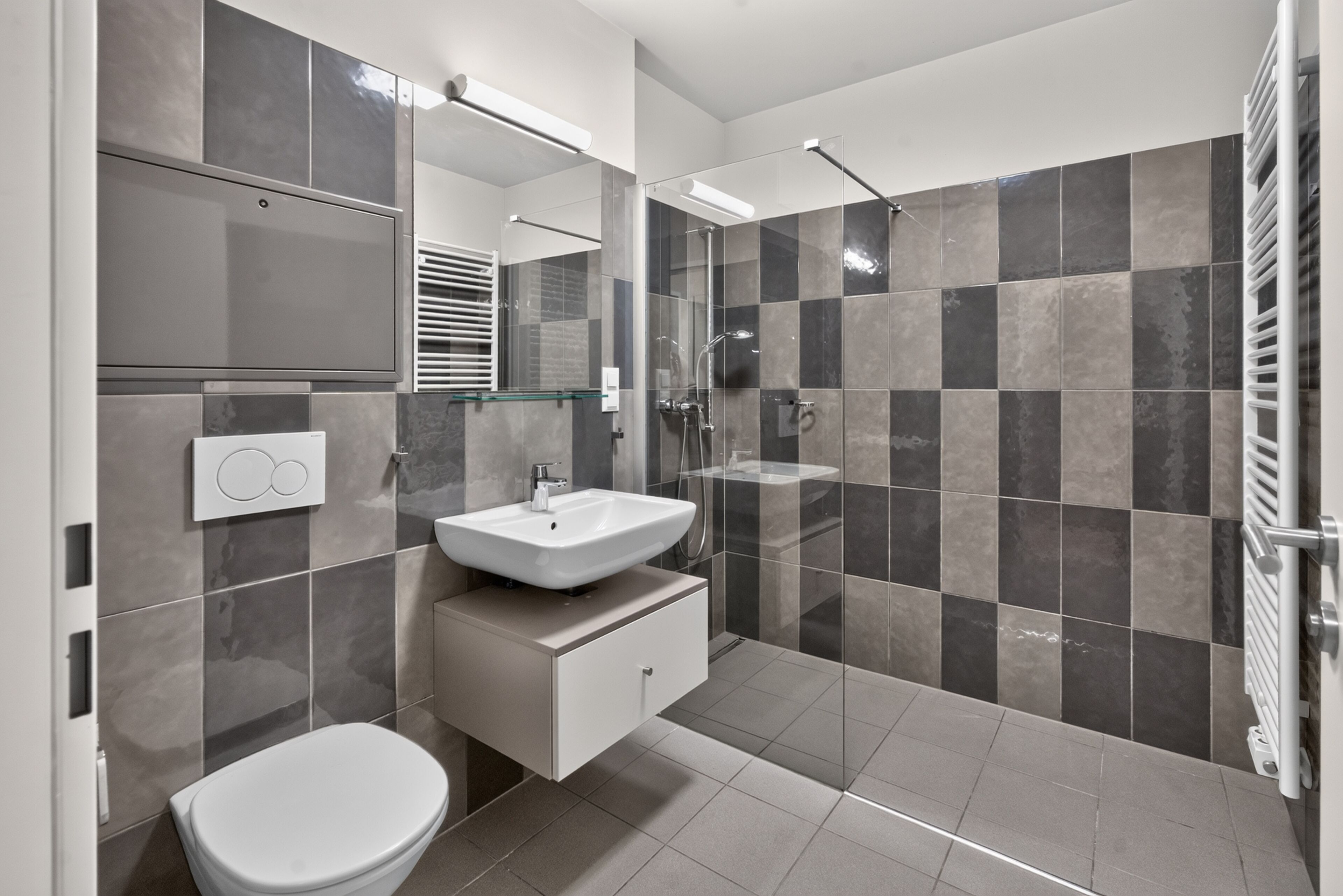 Standard Studio, Balcony, Courtyard View | Bathroom | Shower, hair dryer, towels, soap