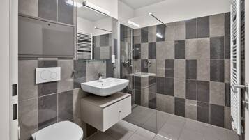 Standard Studio, Balcony, Courtyard View | Bathroom | Shower, hair dryer, towels, soap
