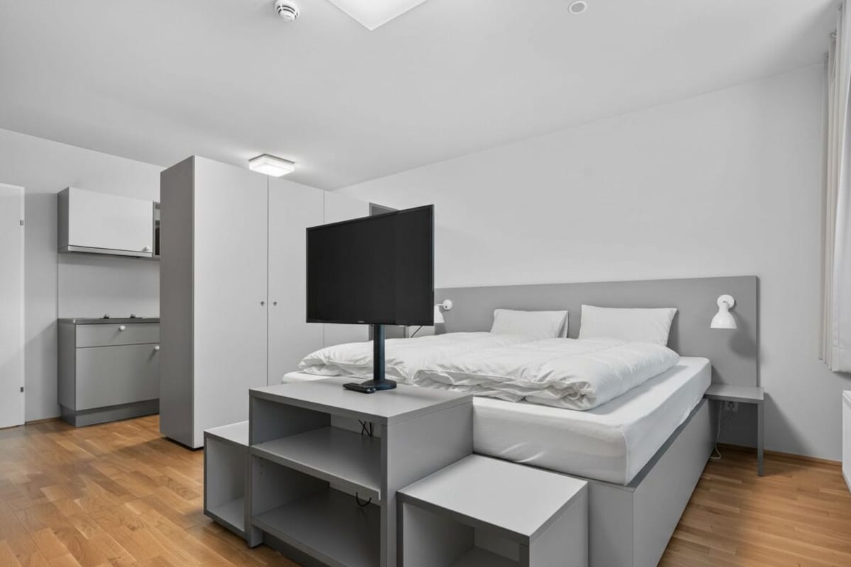 Schreibtisch, laptopgeeigneter Arbeitsplatz, kostenloses WLAN