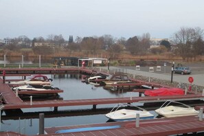 A marina with several boats docked at wooden piers, a small building, and a clear sky. - Holiday apartment in Teltow with Wi-Fi (Teltow)