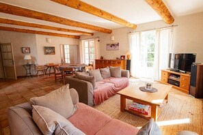 A cozy living room with a sofa, a coffee table, and a TV. - Charming country house with pool – 637 SAT (Saint Saturnin lès Apt)
