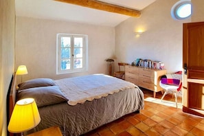 A bedroom with a bed, a desk with books, a chair, and a window. - Charming country house with pool – 637 SAT (Saint Saturnin lès Apt)