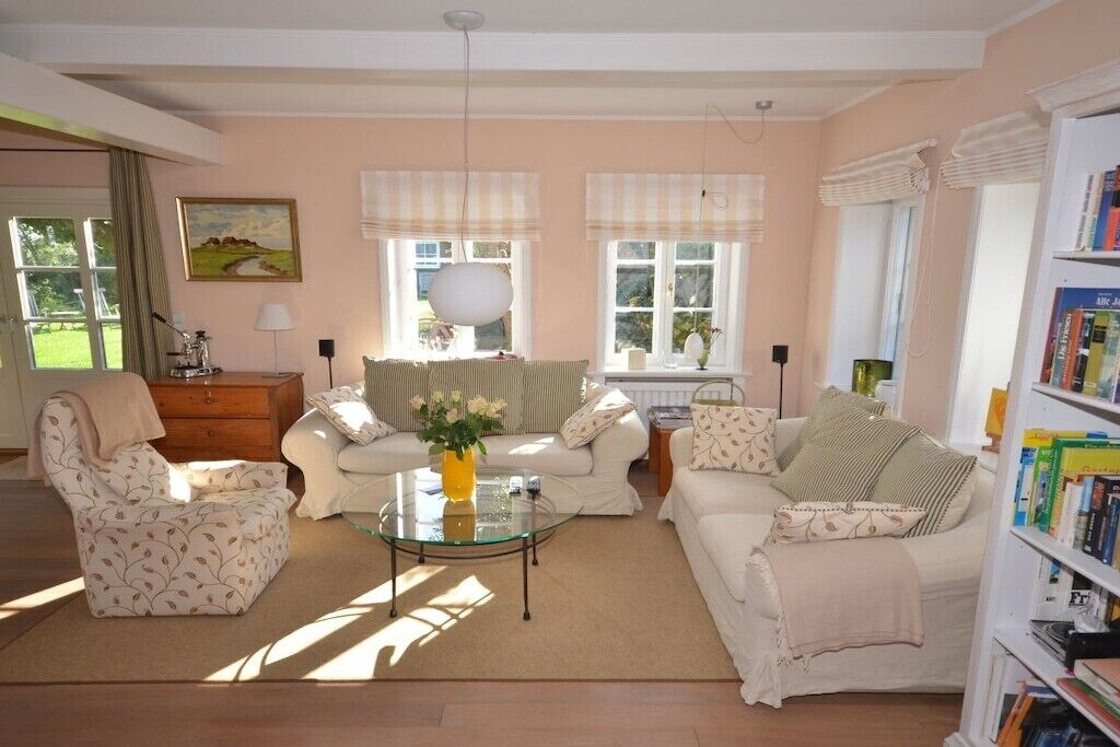 Smart TV, fireplace, DVD player, books