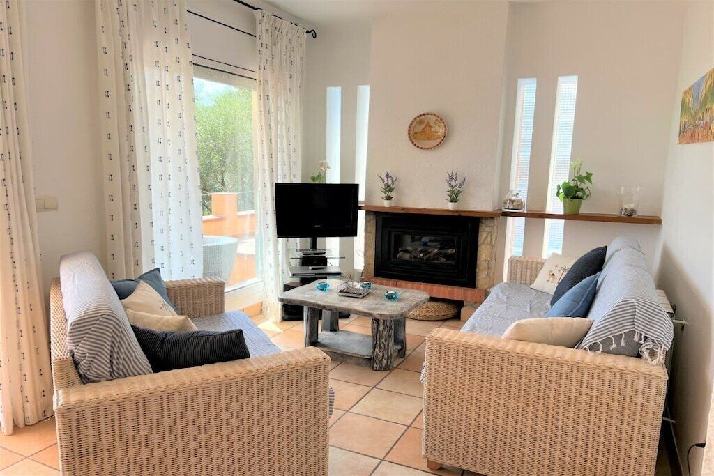 Smart TV, fireplace, books, stereo