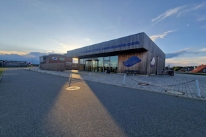 A modern building with a sign reading 'Friedrichskoog.' - Holiday apartment with 1 bedroom (Friedrichskoog)