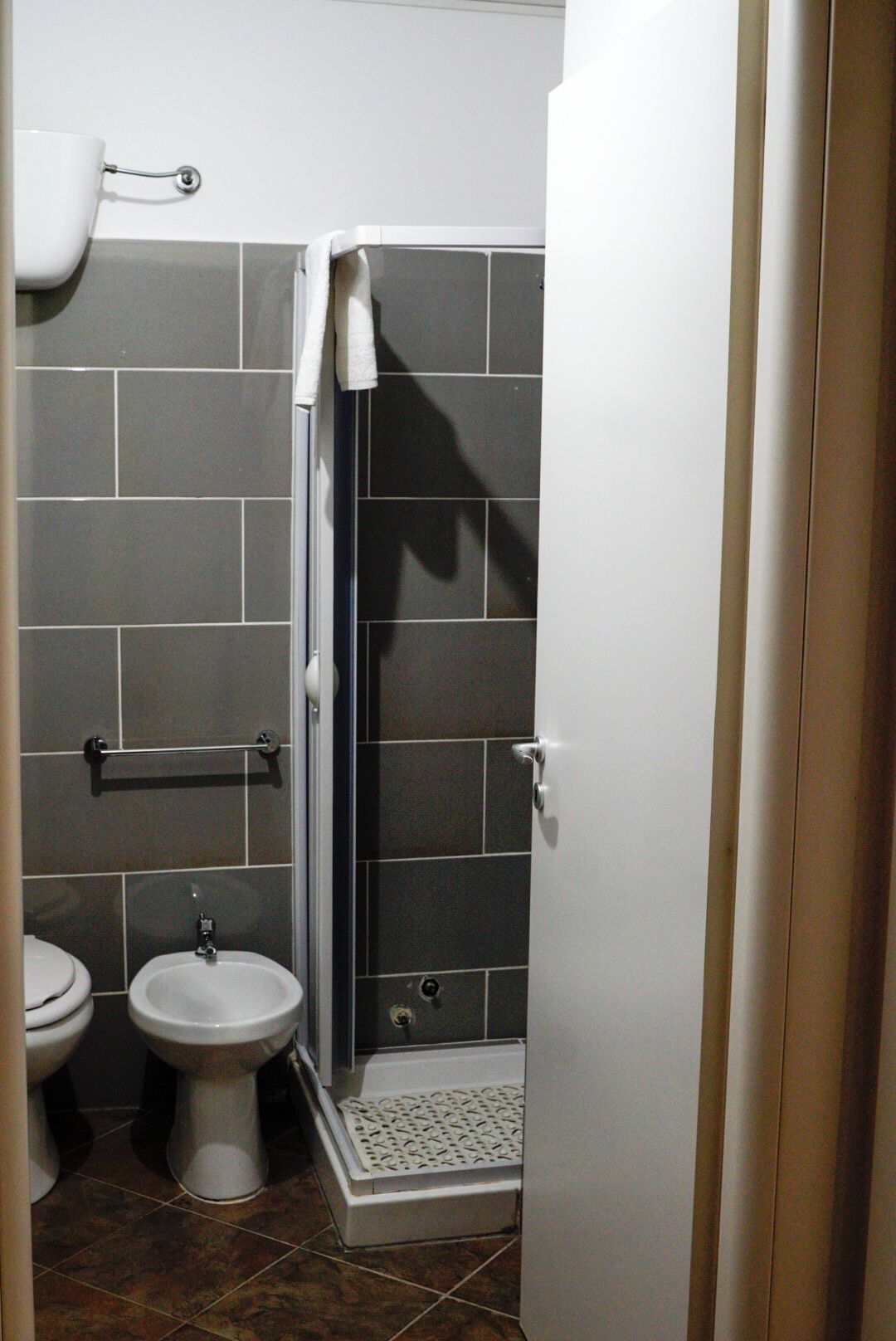 Un bagno con toilette, bidet e cabina doccia.
