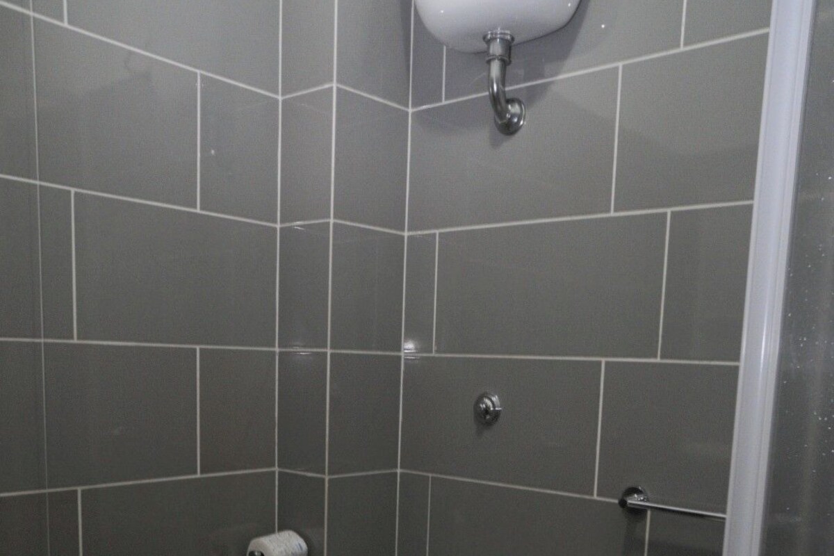 Studio Familial | Salle de bain | Douche, sèche-cheveux, serviettes fournies, papier toilette
