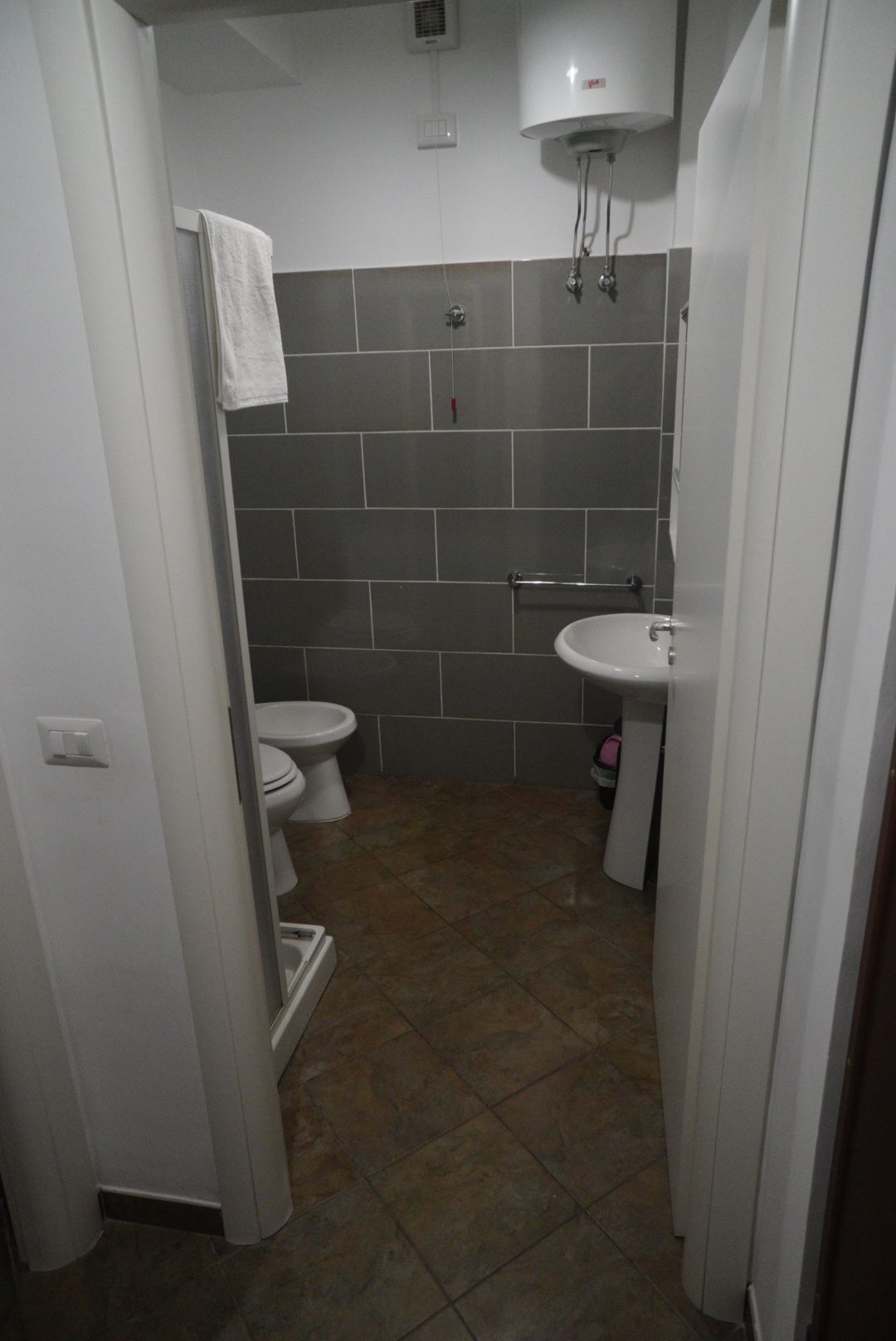Ein Badezimmer mit Toilette, Waschbecken und Dusche.