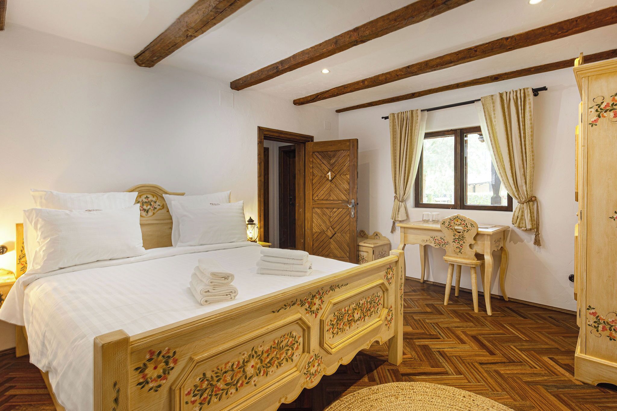 Chambre double, vue sur le jardin | Coffre-fort, bureau, rideaux d’obscurcissement, accès au Wi-Fi (inclus)