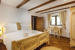 A bedroom with a large bed, a wooden desk, a chair, and a wardrobe. - Gradina Snagov (Sat Snagov, Comuna Snagov)