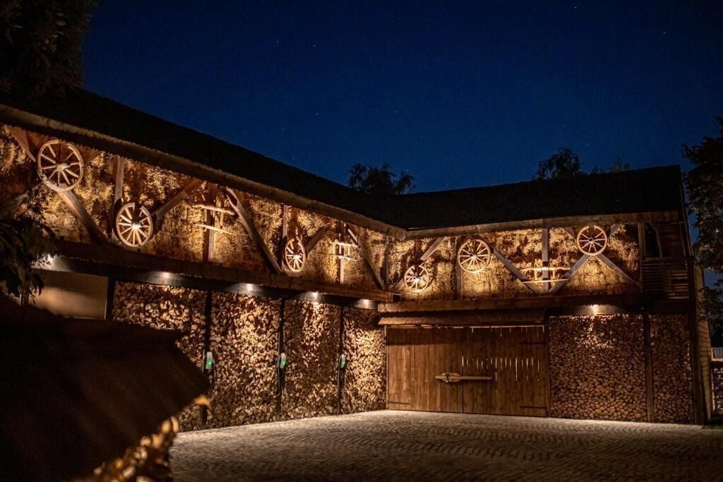 Un bâtiment à l’aspect rustique, caractérisé par des éléments en bois et des motifs de roues.