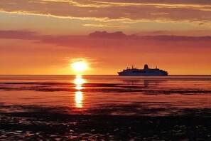 Un barco al atardecer con cielo despejado.