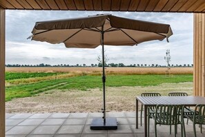 Outdoor dining - Holiday home with 1 bedroom (Zonnemaire)