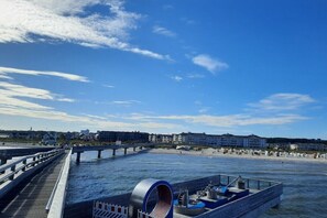A pier extending into a body of water with a clear sky above. - Holiday apartment with 1 bedroom (Heiligenhafen)