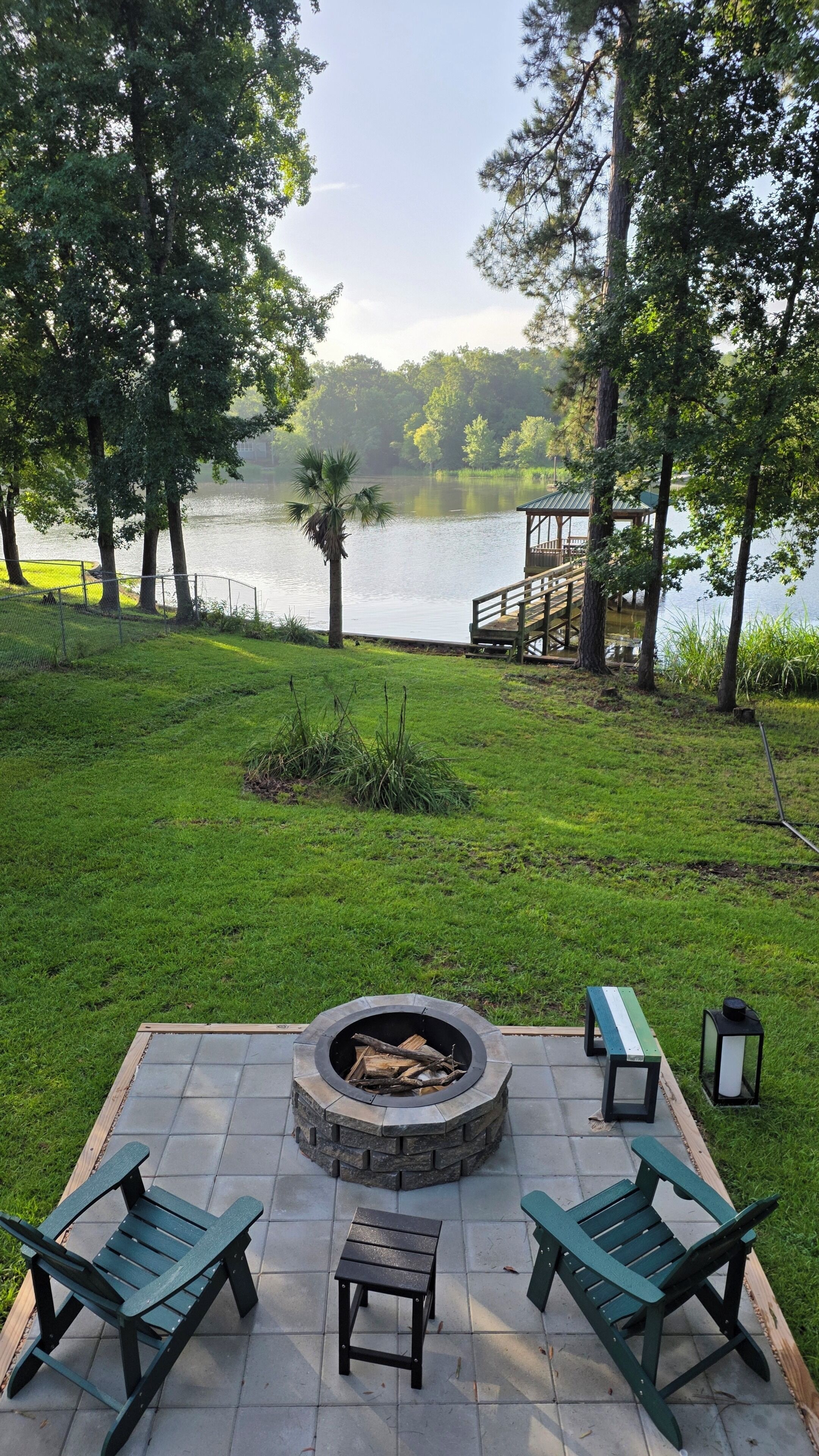 Un foyer extérieur avec des sièges et une vue sur un lac.