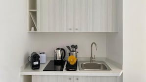 Phòng 4 tiện nghi đơn giản, ban công, quang cảnh thành phố | Bếp riêng