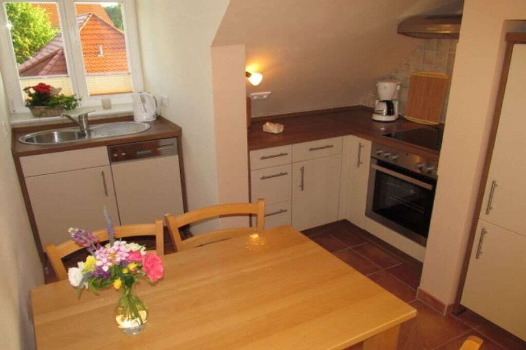 Coffee/tea maker, fridge, oven, stovetop