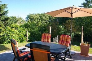 Outdoor dining - Holiday apartment with 2 bedrooms (Wittenbeck OT Klein Bollhagen)