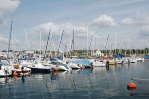 A marina with multiple boats docked. - Holiday apartment with 1 bedroom (Markkleeberg)