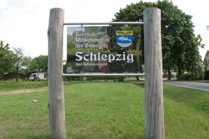 Willkommensschild für die Gemeinde Schlepg.