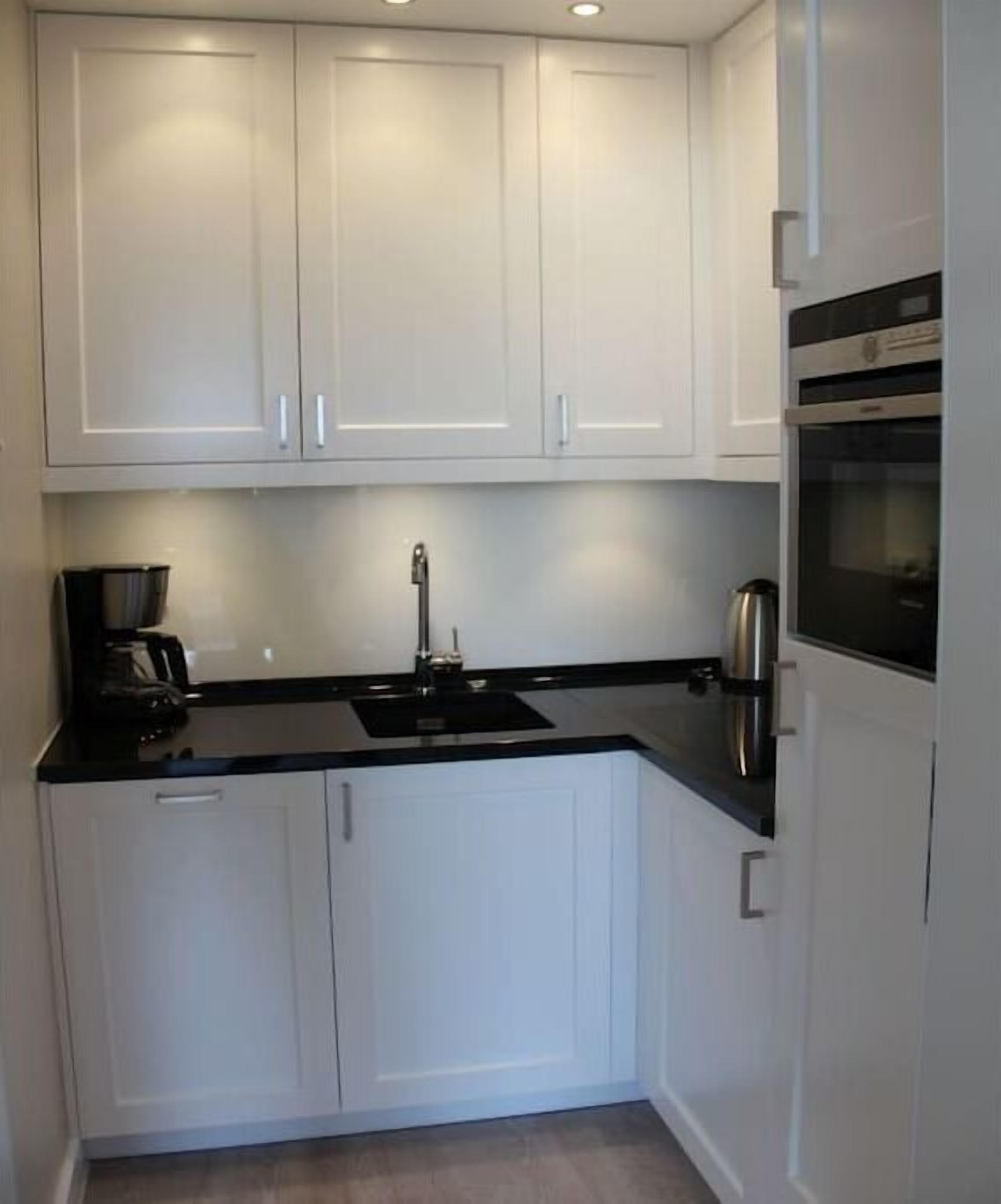 Coffee/tea maker, fridge, oven, stovetop
