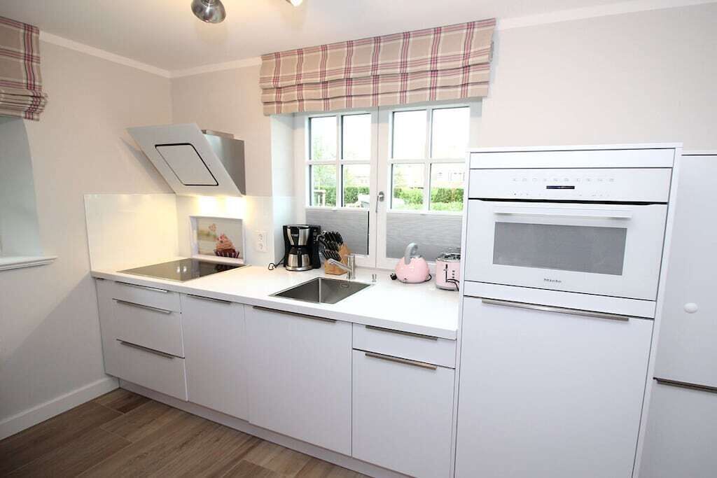 Coffee/tea maker, fridge, oven, stovetop