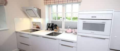Coffee/tea maker, fridge, oven, stovetop