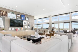 Living area - The Floyd - Luxury 2BR w/ Rooftop Pool, Gym, Balcony (Orlando)