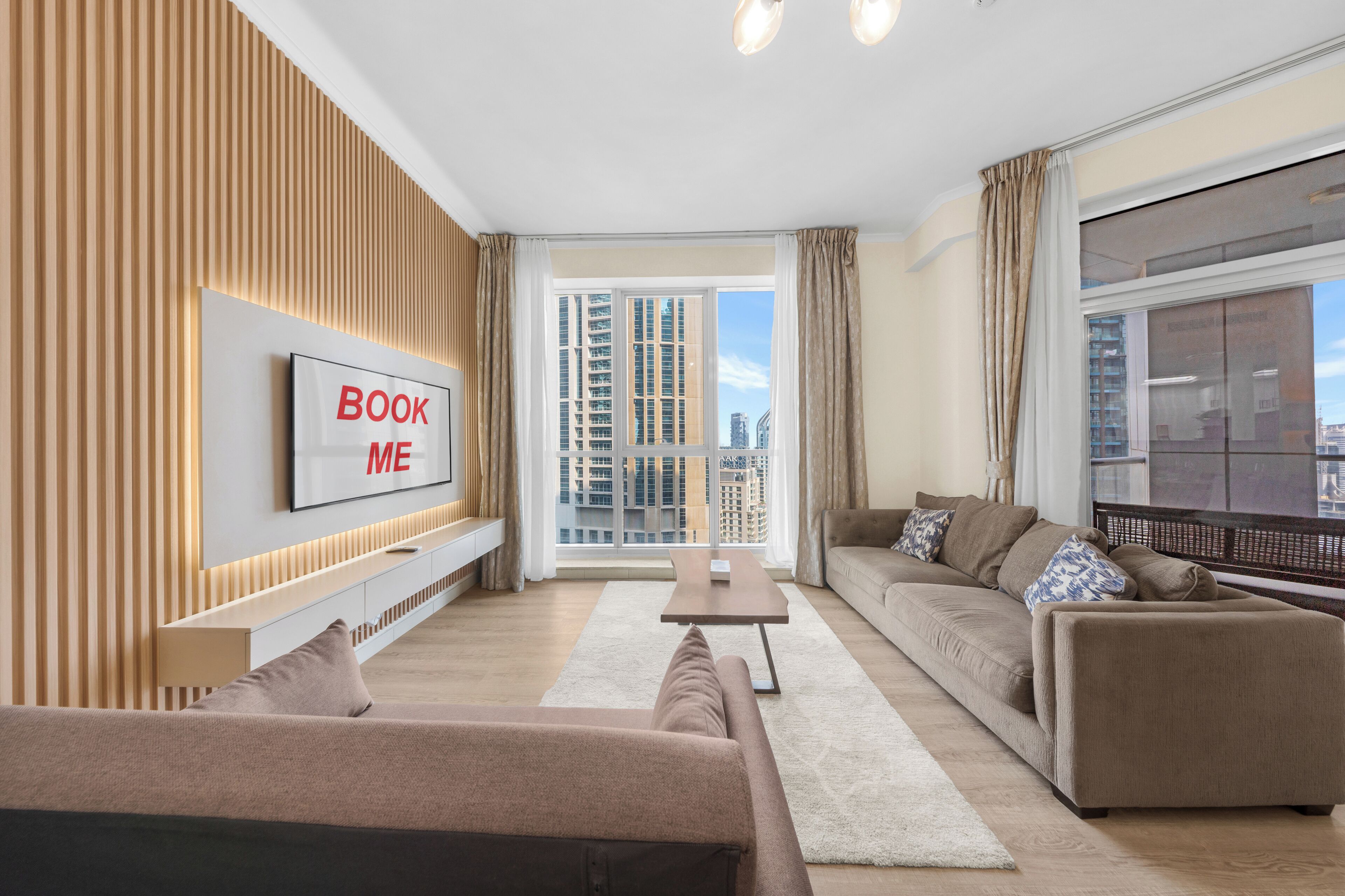 Una sala de estar moderna con un sofá, una mesa de centro y un televisor montado en la pared.