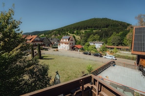 Un barrio residencial con casas, una calle y un paisaje montañoso al fondo.