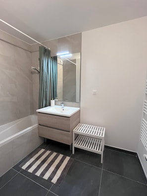 Bathroom - Vrbo Property (Évian-les-Bains)