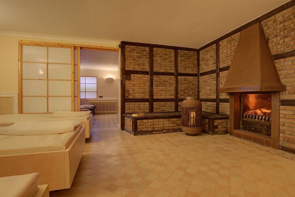 Una habitación con chimenea, una cama y una puerta corrediza.
