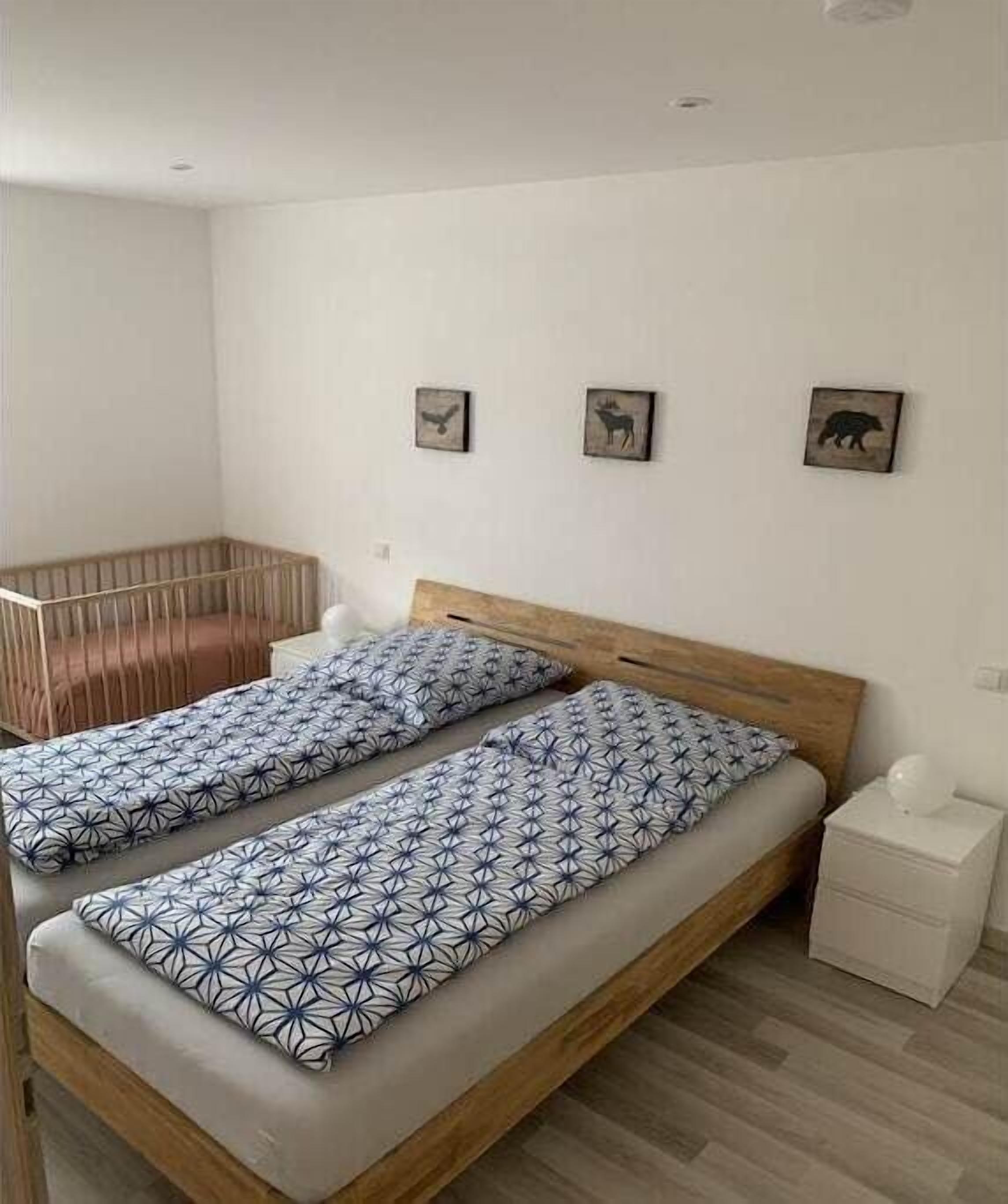 Cuna de viaje, wifi gratis, ropa de cama