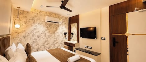 Club Room, Balcony, Valley View | In-room safe, desk, laptop workspace, iron/ironing board (on request)