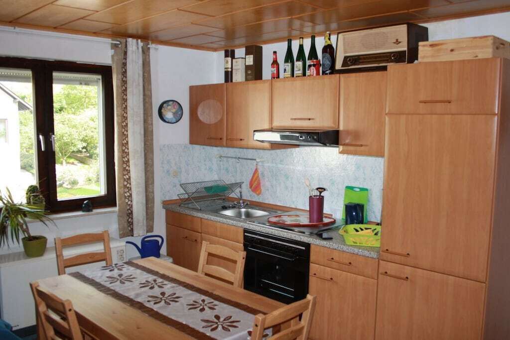 Wasserkocher mit Kaffee-/Teezubehör, Kühlschrank, Ofen, Herdplatte