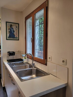 Private kitchen - Vrbo Property (Versailles)