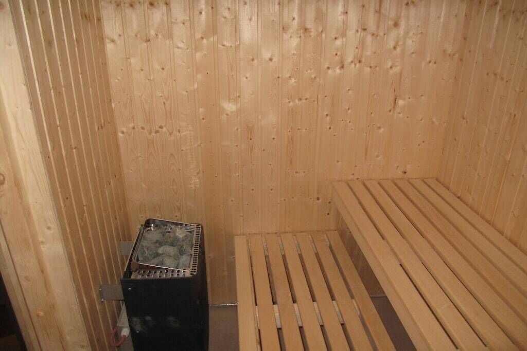 Una sauna con paredes y bancos de madera.