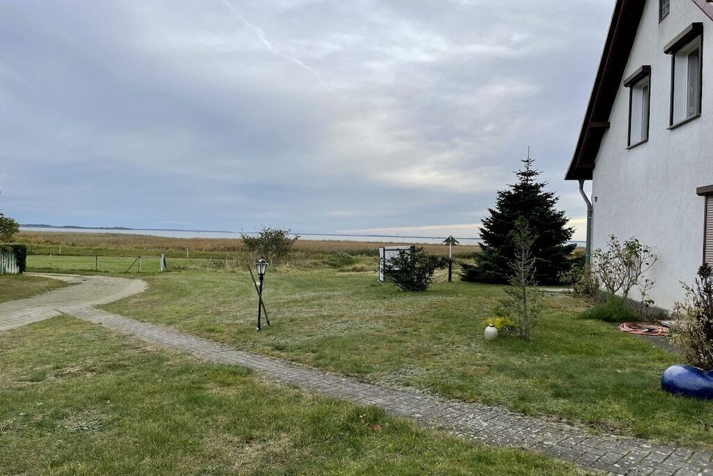 Una propiedad residencial con entrada pavimentada, un jardín pequeño y vistas al paisaje.