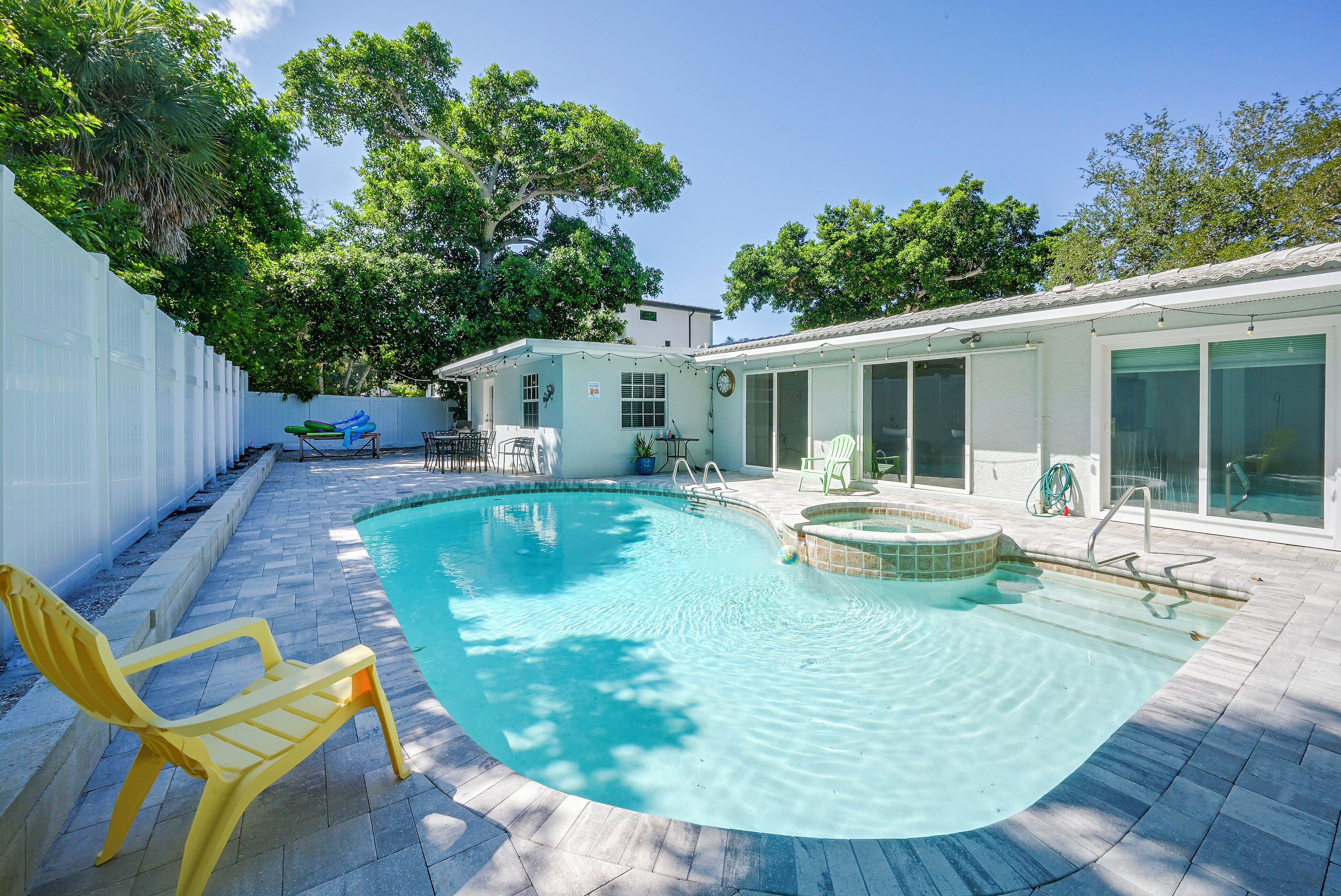 < 2 Mi to Beaches! Poolside Paradise in Siesta Key - Sarasota Beach, FL
