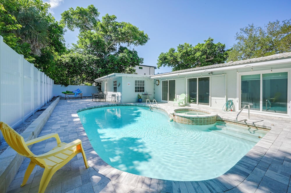< 2 Mi to Beaches! Poolside Paradise in Siesta Key - Sarasota Beach, FL