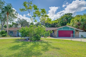 A residential house with a garage, a lawn, and surrounding trees. - 4 Mi to Hudson Beach! Spacious Group Retreat (Hudson)